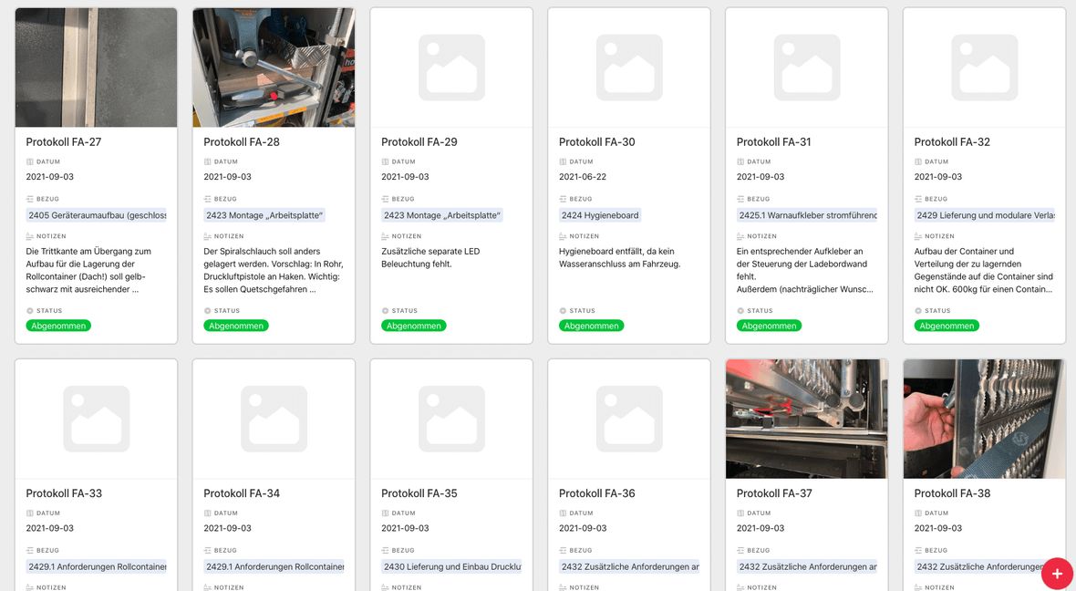 Screenshot des Vergabetools mit Kacheln für Abnahmeprotokolle mit Datum, Leistungsposition, Notiz und Status Abgenommen