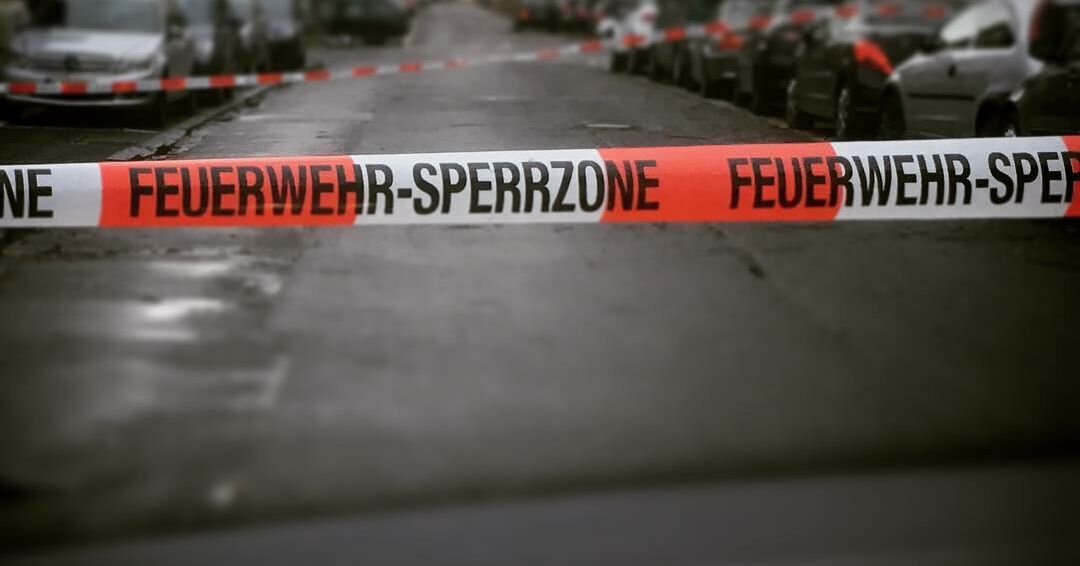 Bild einer Feuerwehrabsperrung mit Absperrband