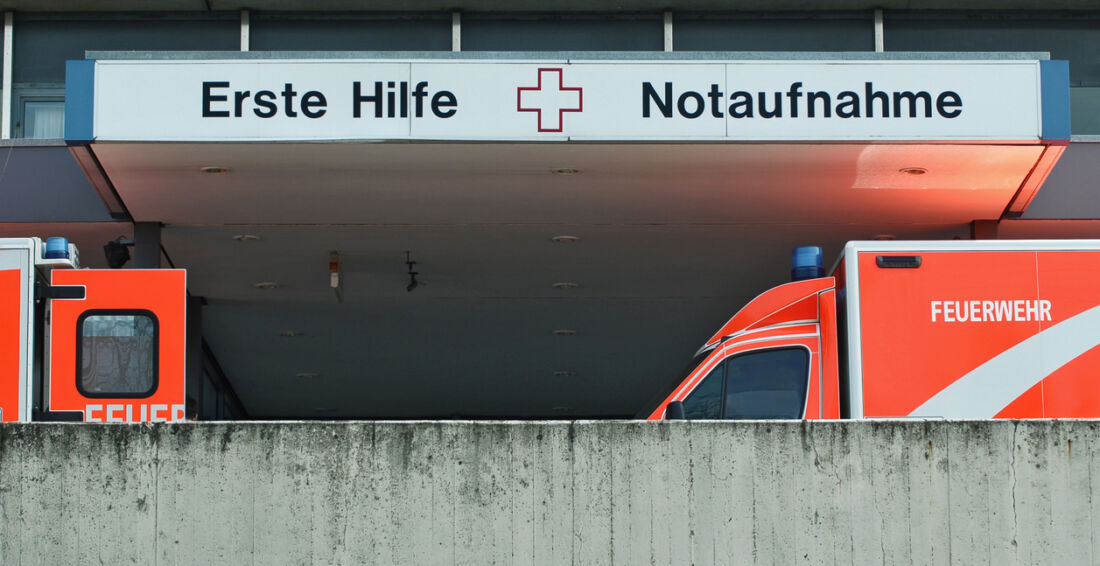 Zwei Rettungswagen vor der Notaufnahme eines Krankenhauses