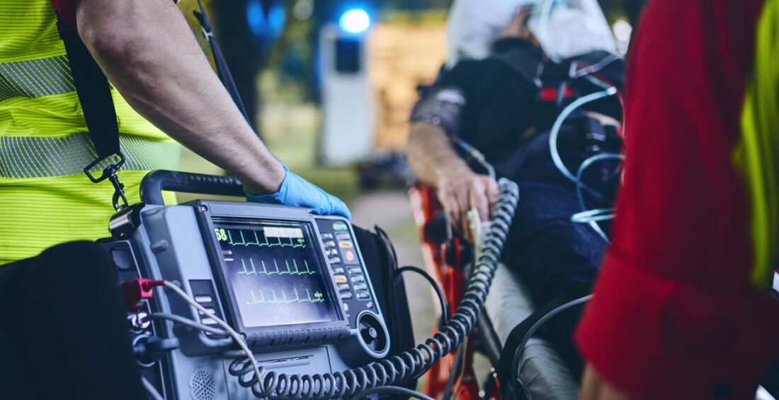 Rettungsdienst Team mit EKG und Defibrillator