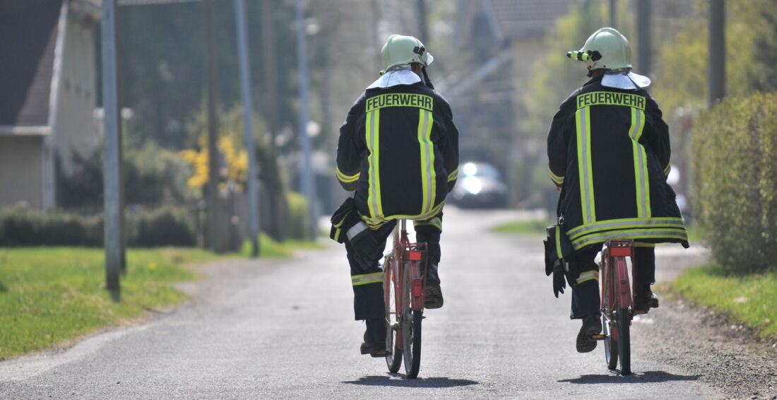 Zwei Feuerwehrleute auf Fahrrädern