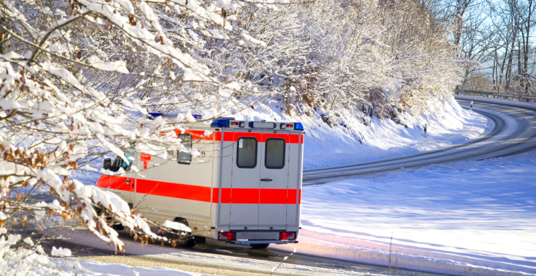 Ein Rettungswagen im Winter