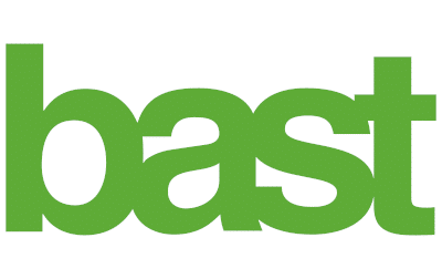 Das Bild zeigt das Wort „Bast“ in fetten, kleinen grünen Buchstaben auf weißem Hintergrund.