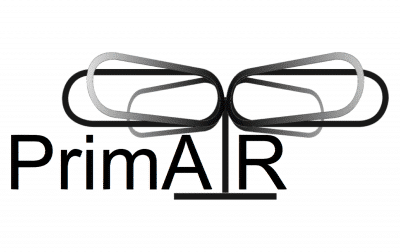 Logo mit dem Wort PrimAIR, mit überlappenden Büroklammerformen über dem Text, die an Flügel oder eine Drohne erinnern.