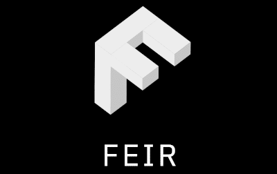 Eine dreidimensionale weiße geometrische F-Form ist zentriert über dem Wort FEIR in Großbuchstaben auf schwarzem Hintergrund.